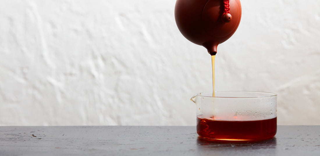 taiwanese black tea pour