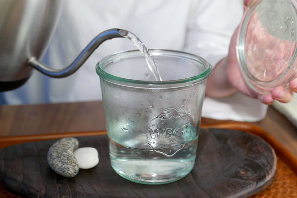 Warming a Weck jar with hot water before steeping tea.